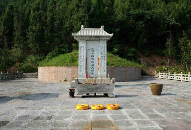 论阴宅青龙白虎转案吉凶 阴宅青龙白虎不对称有什么危害