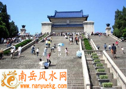 朱元璋挤进了钟山